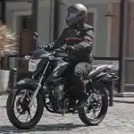 perspectiva-lateral-com-motociclista-pilotando-e-chegando-em-movimento-moto-honda-cg-160-titan-cinza-metalico