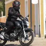 perspectiva-lateral-com-motociclista-pilotando-moto-honda-cg-160-titan-cinza-metalico