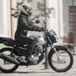 perspectiva-lateral-motociclista-pilotando-em-movimento-moto-honda-cg-160-start-prata-metalico