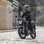 perspectiva-motociclista-em-movimento-de-curva-pilotando-moto-honda-cg-160-fan-cinza-metalico