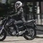 perspectiva-motociclista-pilotando-em-movimento-moto-honda-cg-160-fan-cinza-metalico