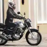 perspectiva-motociclista-pilotando-em-movimento-moto-honda-cg-160-start-prata-metalico