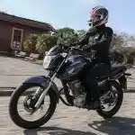 perspectiva-motociclista-pilotando-em-velocidade-moto-honda-cg-160-fan-cinza-metalico