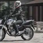 perspectiva-motociclista-pilotando-moto-honda-cg-160-start-prata-metalico